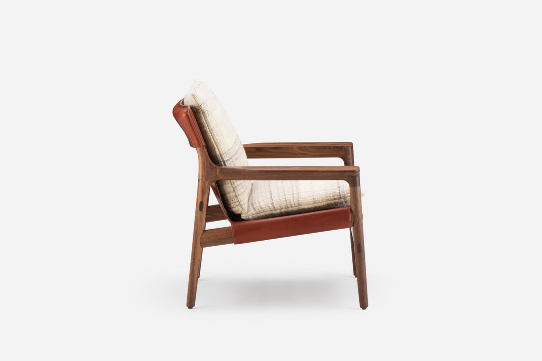 DANISH OILED WALNUT & DARK TAN LEATHER & MANTA LIDO MESCLA / CRU (MODEL: SZG)