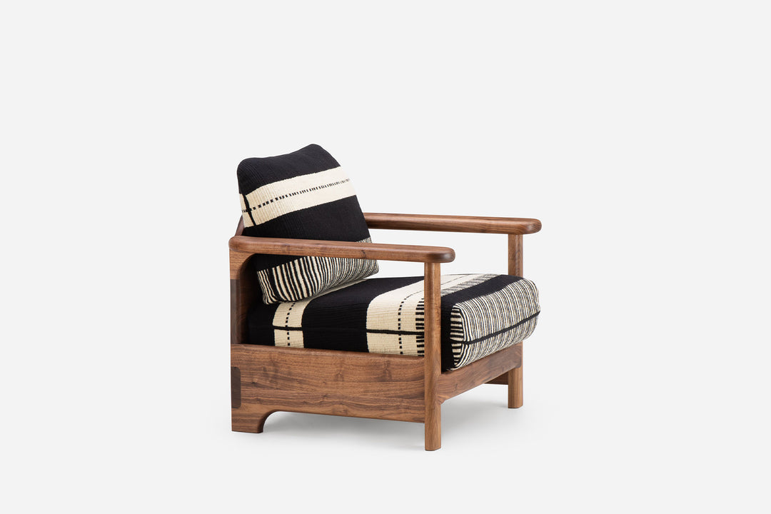 DANISH OILED WALNUT & MANTA LIDO PRETO / CRU