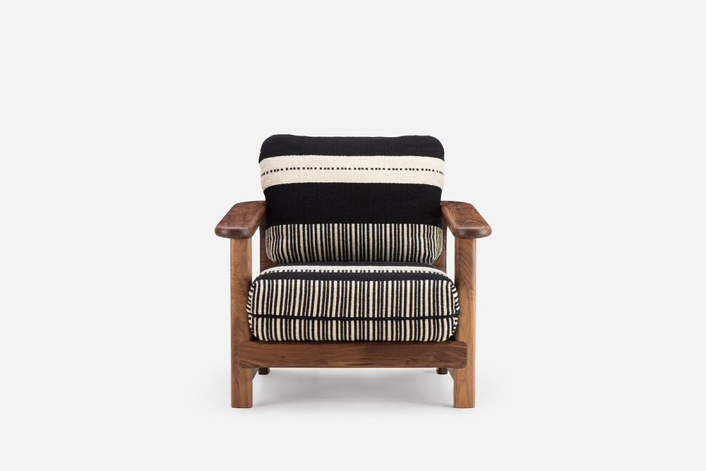 DANISH OILED WALNUT & MANTA LIDO PRETO / CRU