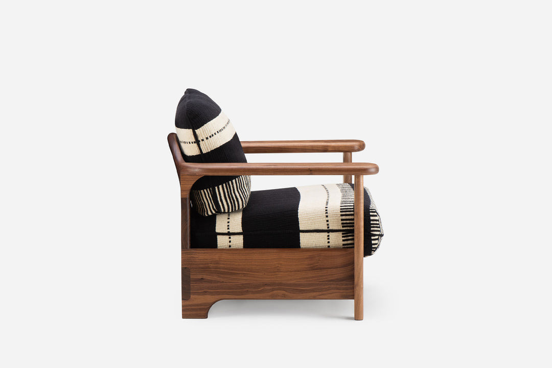 DANISH OILED WALNUT & MANTA LIDO PRETO / CRU